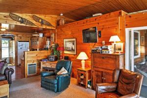 uma sala de estar com uma secretária e cadeiras num camarote em Newport Cabin with Lakefront Private Porch and Grill! em Newport
