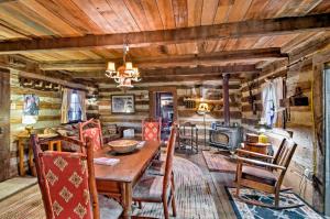 Φωτογραφία από το άλμπουμ του Rustic Emory Cabin Rental Steps to E and H College σε Emory