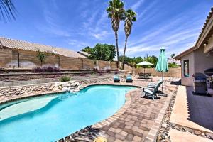 Bassenget på eller i nærheten av Tucson Home with Pool and Santa Catalina Mtn Views