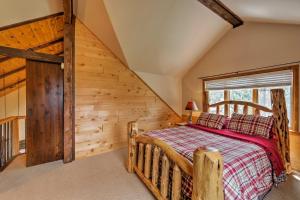 Säng eller sängar i ett rum på Private Forested Retreat on 30 acres with Hot Tub