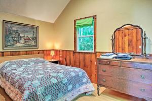 1 dormitorio con 1 cama, vestidor y ventana en Lake Stinson Cottage with Sunroom and Shared Dock! en Rumney