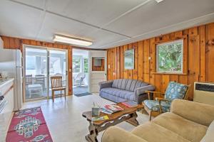 sala de estar con sofá y mesa en Lake Stinson Cottage with Sunroom and Shared Dock! en Rumney