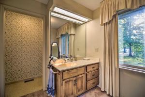 Un baño con lavabo, espejo y ventana. en Chickamauga Lake Vacation Rental with Boat Dock!, en Dayton 36 fotos más