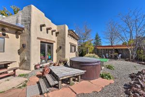un cortile con tavolo da picnic e una grande vasca di Eclectic El Prado Home with Hot Tub Near Downtown! a El Prado