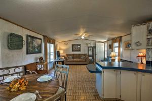 eine Küche und ein Wohnzimmer mit einer blauen Arbeitsplatte in der Unterkunft Quiet Utopia Cabin with Deck and Mountain Views! in Utopia
