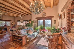 Galería fotográfica de Eclectic El Prado Home with Hot Tub Near Downtown! en El Prado