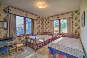 Un dormitorio con dos camas y un escritorio y ventanas. en Chickamauga Lake Vacation Rental with Boat Dock!, en Dayton