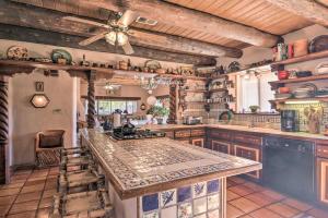 una cucina con soffitti in legno e un grande piano di lavoro di Eclectic El Prado Home with Hot Tub Near Downtown! a El Prado