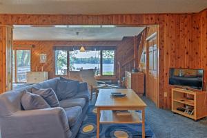 un soggiorno con divano e TV di Spider Lake Cabin Boathouse, Canoe, Deck and Sauna! a Iron River