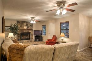 ein Wohnzimmer mit einem Sofa und einem Kamin in der Unterkunft Creekfront Cabin Near Chattanooga with Hot Tub! in Ooltewah