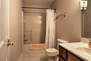 W łazience znajduje się prysznic, toaleta i umywalka. w obiekcie Creekfront Cabin Near Chattanooga with Hot Tub! w mieście Ooltewah