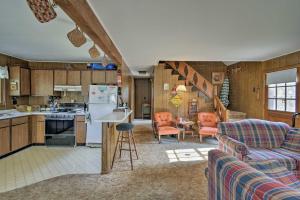 A kitchen or kitchenette at Cozy Cabin with Deck -Walk to Green Lake and Beach