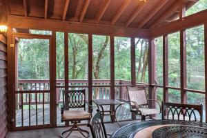 Μπαλκόνι ή βεράντα στο Creekfront Cabin Near Chattanooga with Hot Tub!