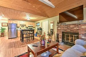 een woonkamer met een bank en een open haard bij Cozy Arrowhead Lake Home with Sunroom and Pool Access! in Pocono Lake