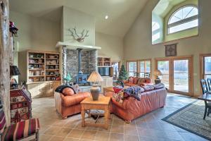 ein großes Wohnzimmer mit Sofas und einem Kamin in der Unterkunft Kalispell Riverfront Home by Glacier National Park in Kalispell