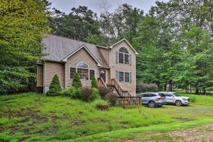 una casa con un coche aparcado en un patio en Pocono Mountain Home with 3 Community Lakes!, en Gouldsboro
