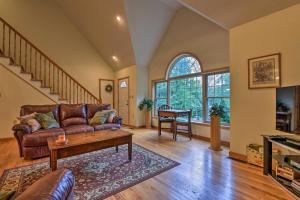 sala de estar con sofá y mesa en Pocono Mountain Home with 3 Community Lakes!, en Gouldsboro