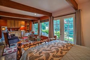 Khu vực ghế ngồi tại Secluded Seldovia Studio with Lake and Mtn Views!