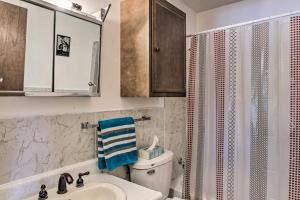 Un baño con inodoro, lavabo y ducha. en HighPlaines Haven - Great Hunting and Fishing!, en Long Lake 16 fotos más