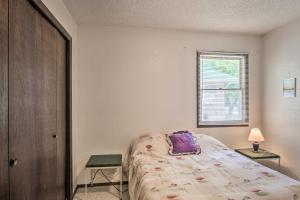 un dormitorio con una cama y una ventana en HighPlaines Haven with Views, Hunting and Fishing!, en Long Lake