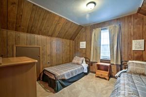 Ένα ή περισσότερα κρεβάτια σε δωμάτιο στο Burgettstown Home - 7 Mi to KeyBank Pavilion