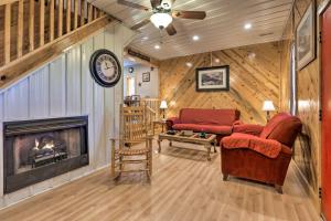 Area tempat duduk di Beattyville Cabin with Decks By the Red River Gorge!