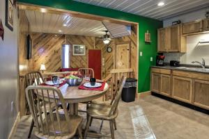 Nacrt objekta Beattyville Cabin with Decks By the Red River Gorge!