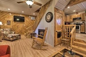 Area tempat duduk di Beattyville Cabin with Decks By the Red River Gorge!
