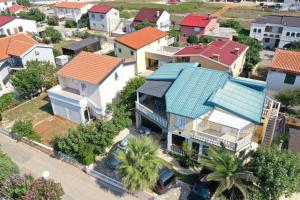 - une vue aérienne sur une ville avec des maisons dans l'établissement Apartment Plavo Sidro, à Vir