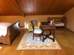 een slaapkamer met een bureau en een bed met een wieg bij Vaste chambre proche Toulouse dans Toulousaine 18ème in Bouloc