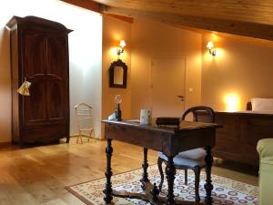 een kamer met een bureau in een kamer met een bed bij Vaste chambre proche Toulouse dans Toulousaine 18ème in Bouloc