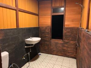 A bathroom at MC Padi Dive Resort