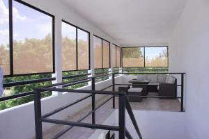 ein Wohnzimmer mit vielen Fenstern in der Unterkunft CMG Suites in Ciudad Acuña