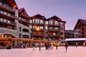 Galeriebild der Unterkunft Reduce Rates w/ Skating Rink View in Northstar Village! Great Bear 404 in Truckee