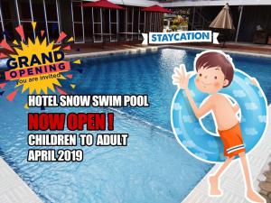 een flyer voor een zwembadevenement in een resort bij Hotel Snow Angeles in Angeles