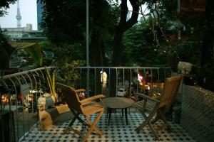 een patio met stoelen en een tafel op een balkon bij The First Ba Trieu Ha Noi in Hanoi