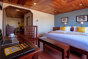 Postel nebo postele na pokoji v ubytování Pakse hotel & Restaurant + 37 fotografií