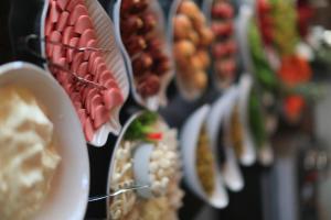 a bunch of plates of food on a wall at Çakıltaşı Evi Otel in Goreme