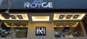 een winkel met een bord erop bij Royce Hotel Kuala Lumpur Sentral in Kuala Lumpur