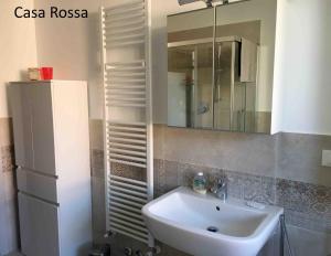 łazienka z umywalką i lustrem w obiekcie Case Rossa e Blu w mieście Villanova dʼAlbenga +33 zdjęcia