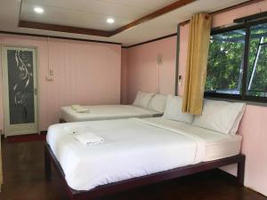 Banpak Suankaew Talaynoi客房内的一张或多张床位