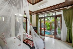 1 dormitorio con hamaca en una casa en The Bali Dream Suite Villa Seminyak, en Seminyak