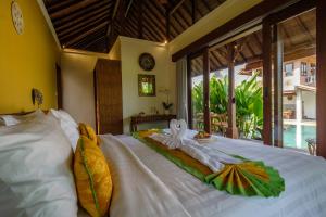 een slaapkamer met een bed met een handdoek erop bij A home, like a dream in Ubud