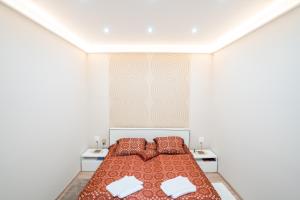 una camera da letto con un letto grande con due cuscini di Modern, Quiet & Cozy Apartment in the middle of Downtown near Danube at Fashion street a Budapest
