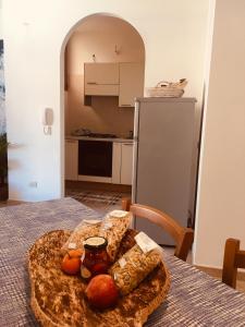 uma mesa com um prato de comida numa mesa em Twinfins apartments em Buggerru