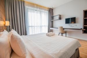 une chambre d'hôtel avec un lit et une télévision dans l'établissement D'Majestic Place by Widebed, à Kuala Lumpur