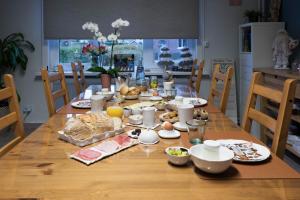 un tavolo da pranzo con cibo sopra di B&B De Oude Berg a Mol