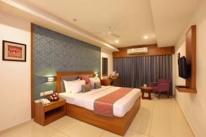 En eller flere senge i et værelse på Hotel Samrat