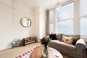 Кът за сядане в Heart of Ealing Apartment with Garden