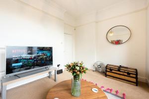 Gallery image of Heart of Ealing Apartment with Garden in London